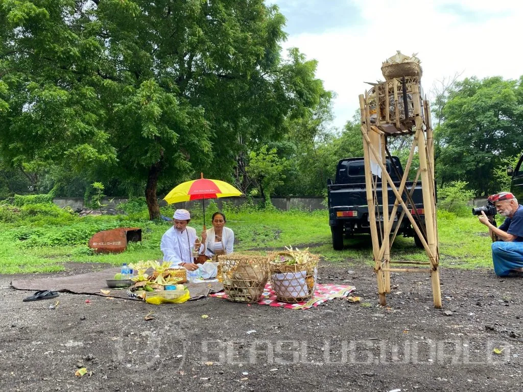 お祈り中バリでは何かとお祈りやお祭りがありますがこれは結構本格的な感じだった